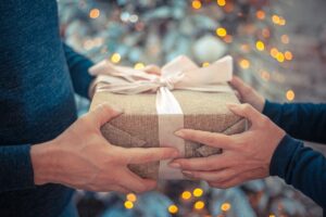 Das Geschenke-Dilemma: Wenn Frauen beschenkt werden - Freude, Überraschung, und manchmal Enttäuschung auf blogtante.de